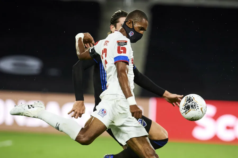 Bengston en la disputa del balón en duelo ante Montreal Impact