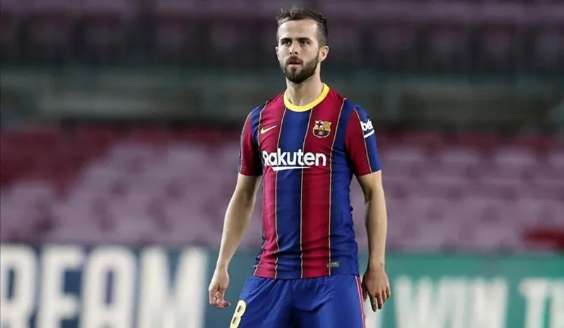 TWITTER MIRALEM_PJANIC Miralem Pjanic durante un duelo con el Barcelona
