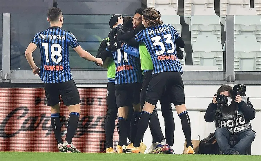 Los jugadores del Atalanta celebrando el gol