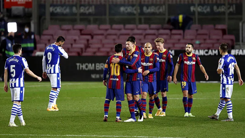 EFE Jugadores del Barcelona festejan un gol vs la Real Sociedad