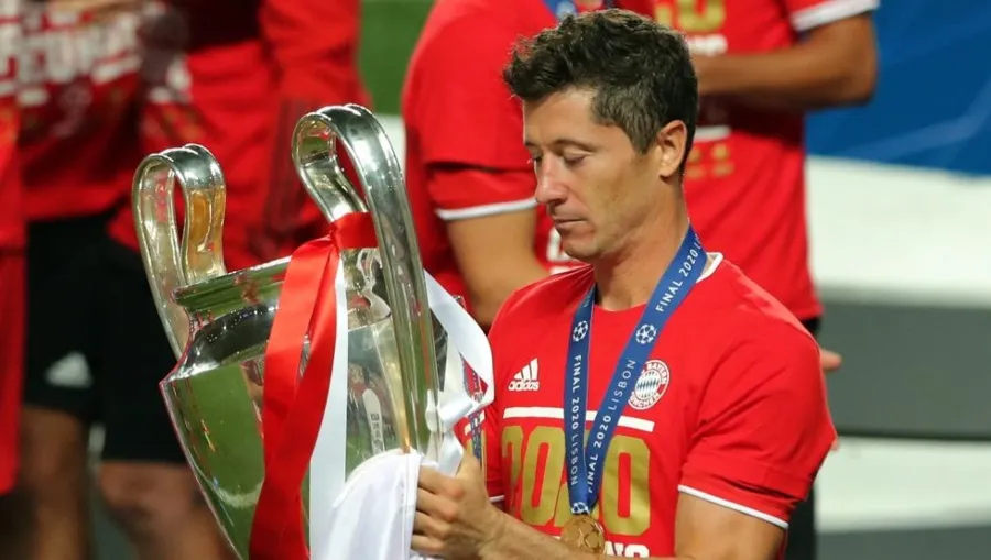 Robert Lewandowski con el título de la Champions League