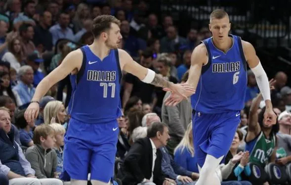 AP Luka Doncic y Kristaps Porzingis celebran jugada