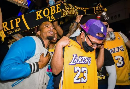 AP Afición de los Lakers festeja título