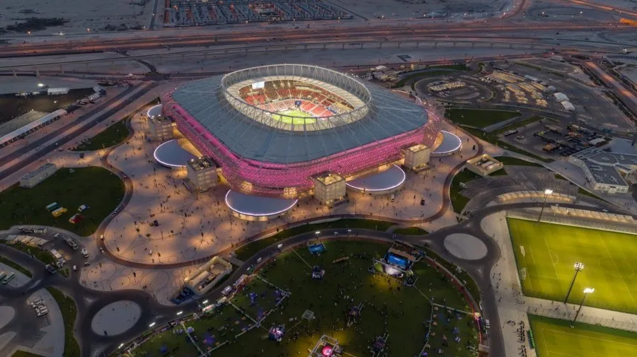 TWITTER @roadto2022 El Estadio Al Rayyan desde una toma aérea por la noche