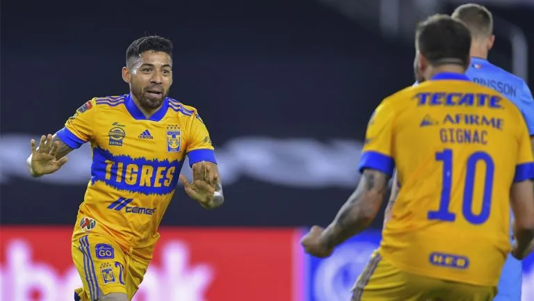 Aquino y Gignac festejan un gol