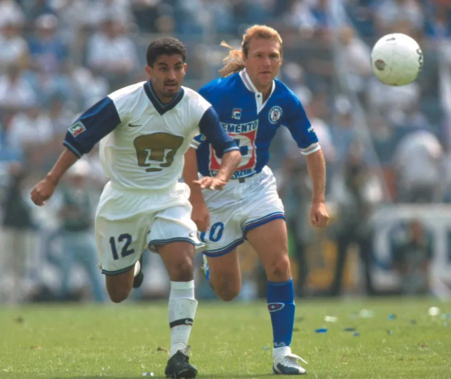 Héctor Adomaitis durante un partido con Cruz Azul