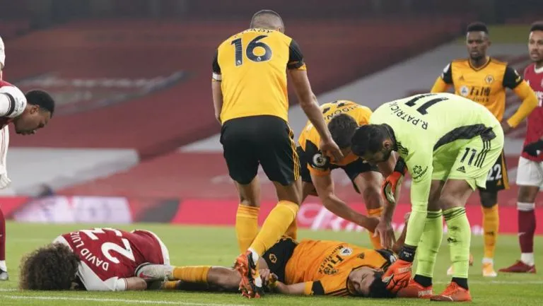 Raúl Jiménez después del choque con David Luiz