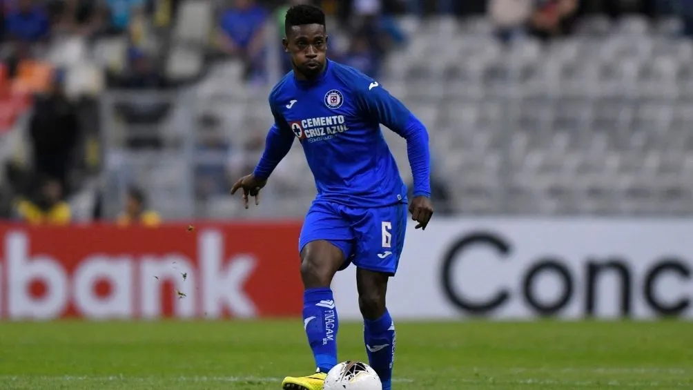 Jonathan Borja en un partido con Cruz Azul