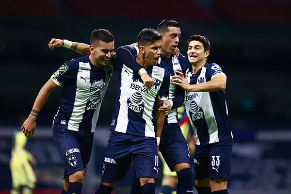 Jugadores de Rayados tras una anotación