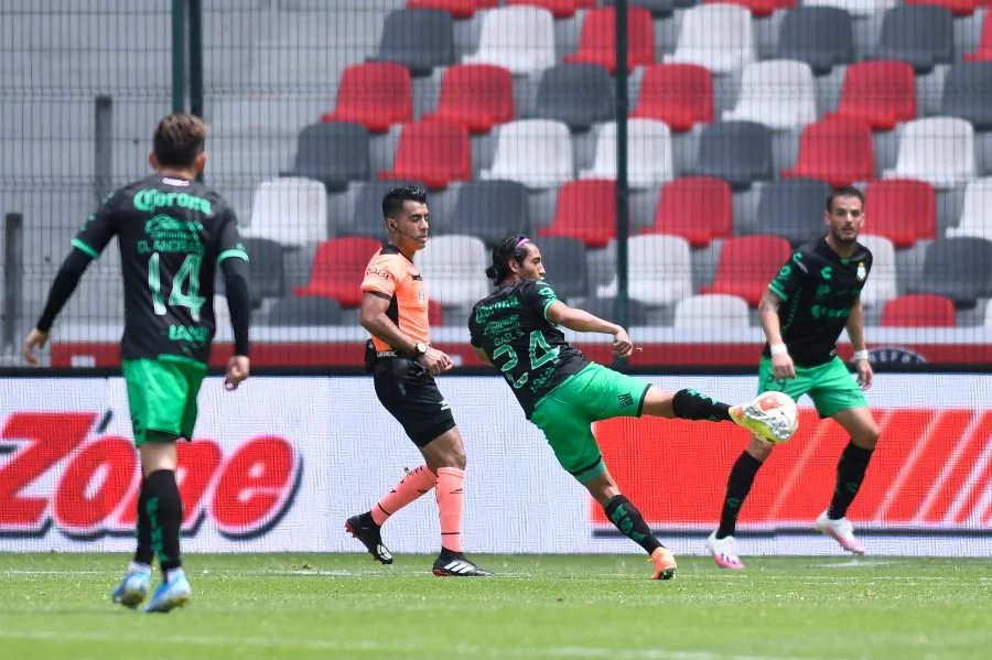 Gael Sandoval disparando a puerta en un partido con Santos