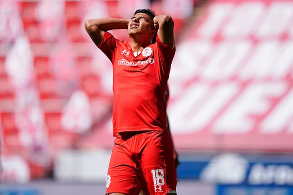 Kevin Castañeda se lamenta tras una falla