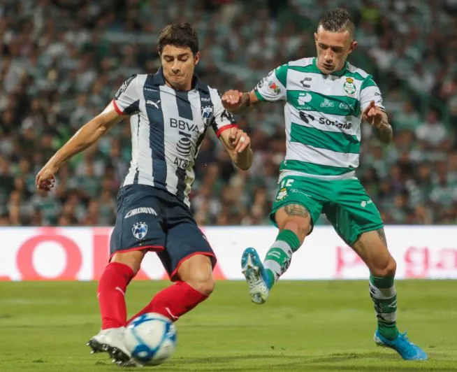 John Stefan Medina y Brian Lozano, luchan por el balón