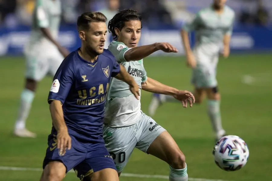 Diego Lainez disputa un balón en el partido de la Copa del Rey