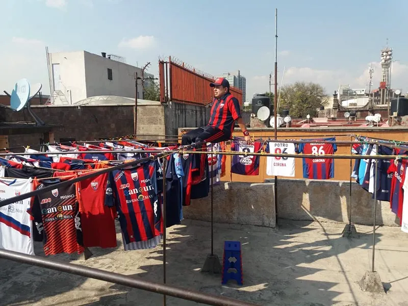 ESTEBAN SÁNCHEZ ‘Potro Corona’ posa junto a sus camisetas del Atlante