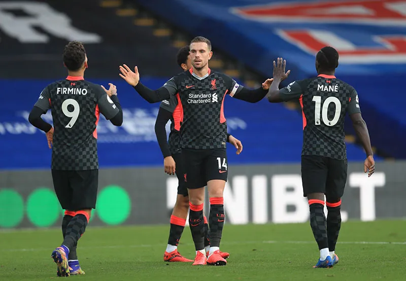 Henderson celebra un gol cn Firmino y Mané