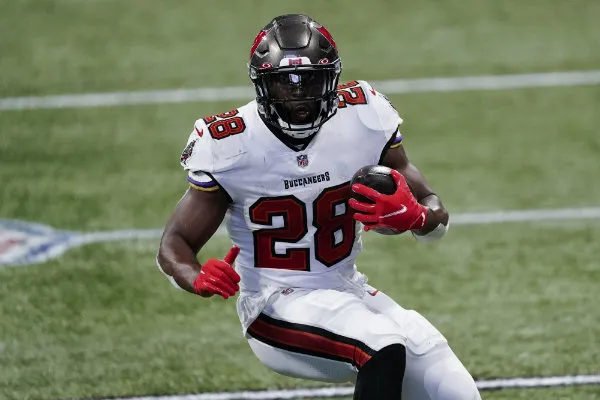 Leonard Fournette en acción con Tampa ante Falcons