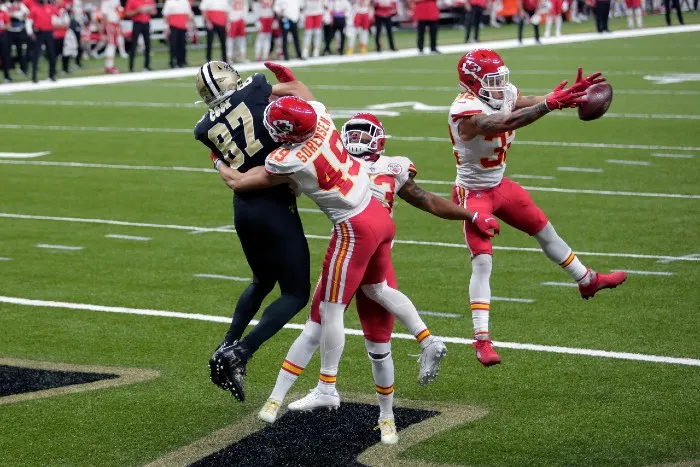 Pase de Drew Brees es interceptado