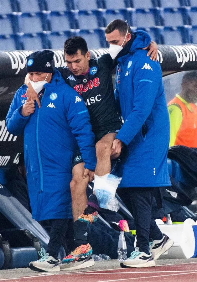 EFE Chucky Lozano salió lesionado del partido