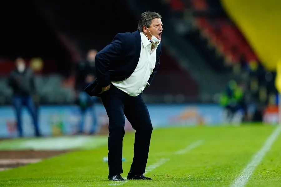 IMAGO7 Miguel Herrera dando indicaciones como estratega azulcrema