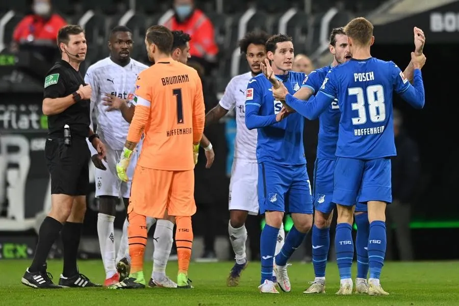 Discusión en el campo por el escupitajo de Thuram