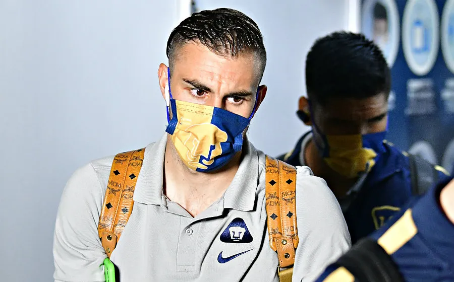 IMAGO7 Alejandro Mayorga llegando a juego con Pumas