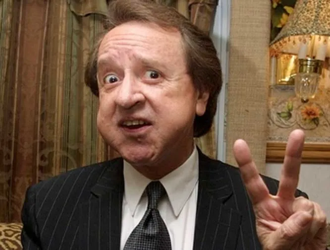 Carlos Villagrán, posa para la lente de la cámara