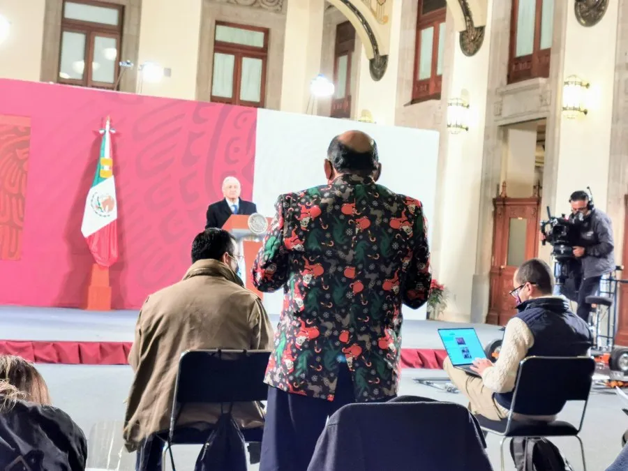 Carlos Pozos portando su atuendo navideño