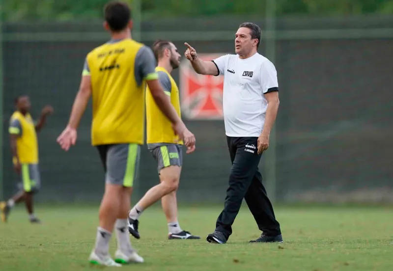 TWITTER @vluxemburgo El DT brasileño en un entrenamiento con Vasco