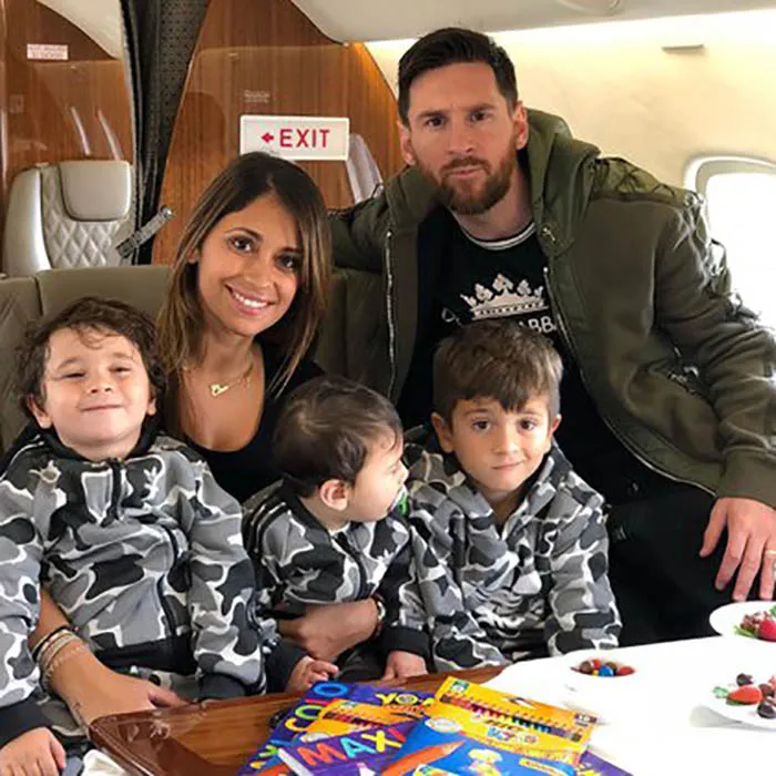 Messi y su familia durante un vuelo