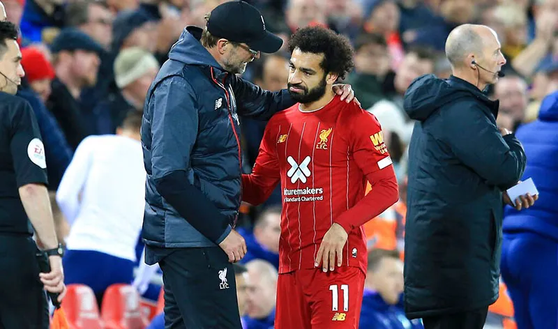 Mohamed Salah junto a Jürgen Klopp durante un duelo
