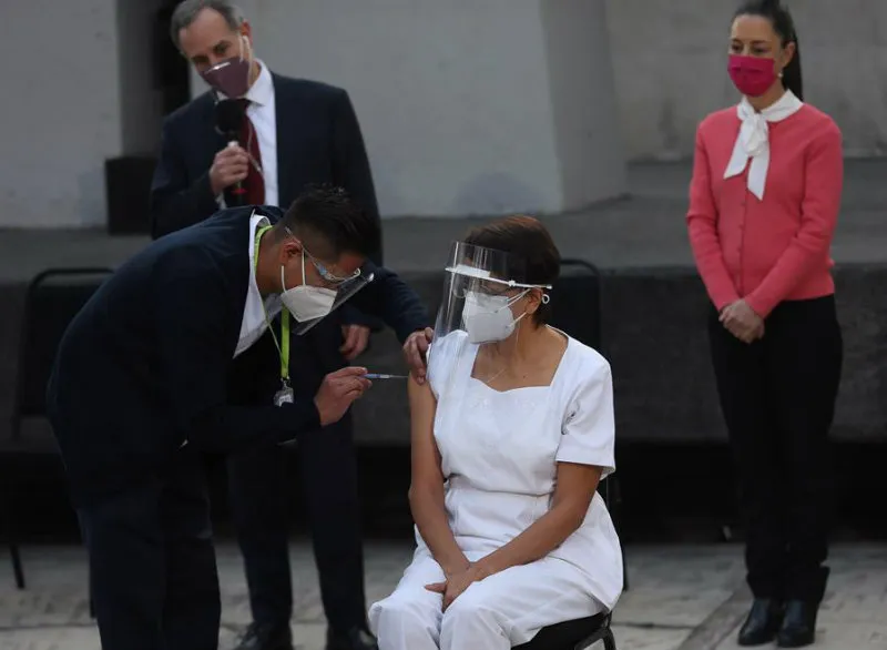 Primera vacuna contra Covid-19 en CDMX