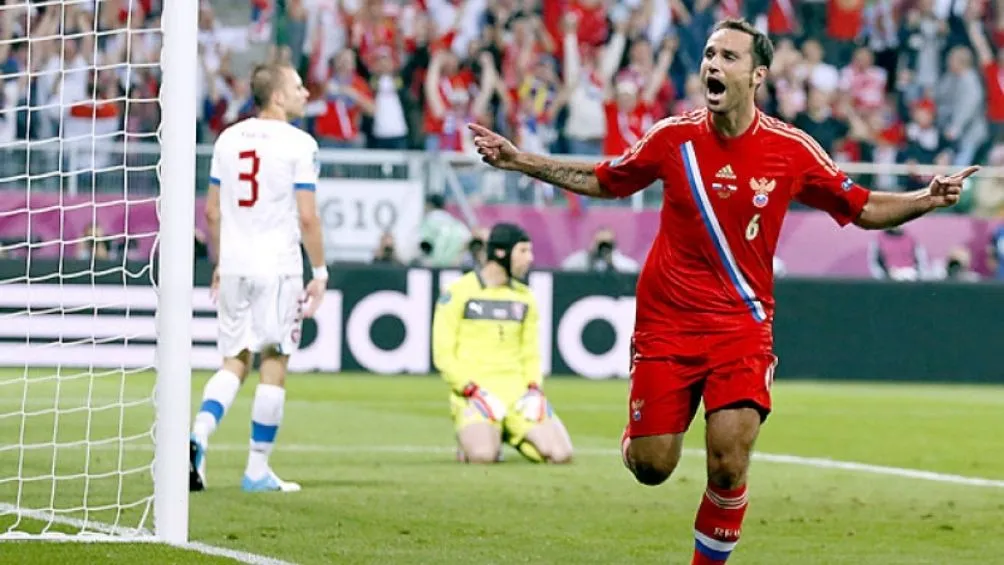 Roman Shirokov en un partido con su selección
