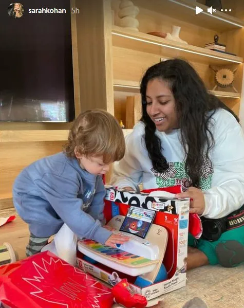 ESPECIAL Noah el hijo de Chicharito con su regalo