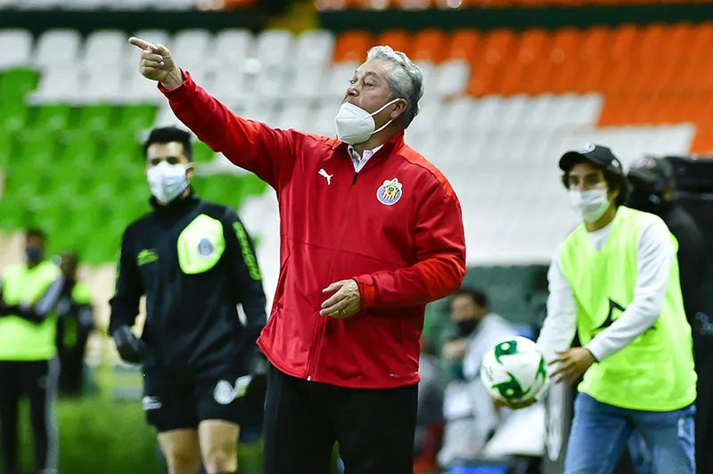 Víctor Manuel Vucetich da indicaciones en un duelo de Chivas