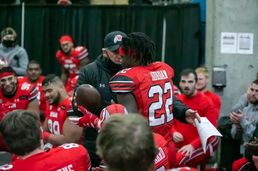 TWITTER @UtahCoachWhitt Ty Jordan luego de un partido de Utah