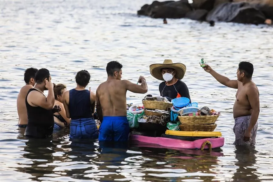 EFE Vacacionistas disfrutan de las playas de Acapulco