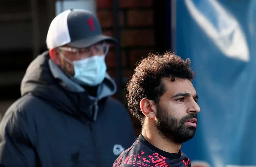 AP Mohamed Salah y Jürgen Klopp previo a un partido del Liverpool