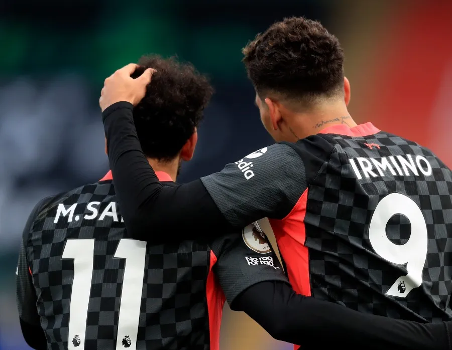 AP Salah y Firmino festejando en un partido del Liverpool