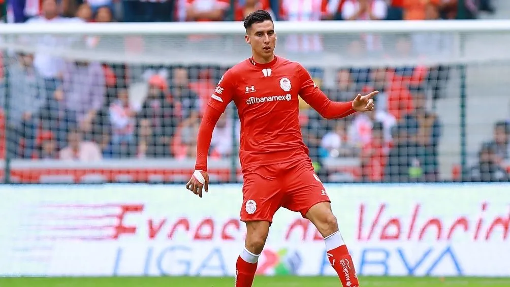 Adrián Mora en un partido con Toluca