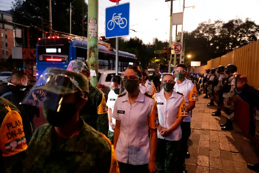 AP Enfermeras esperan para ser vacunadas en CDMX