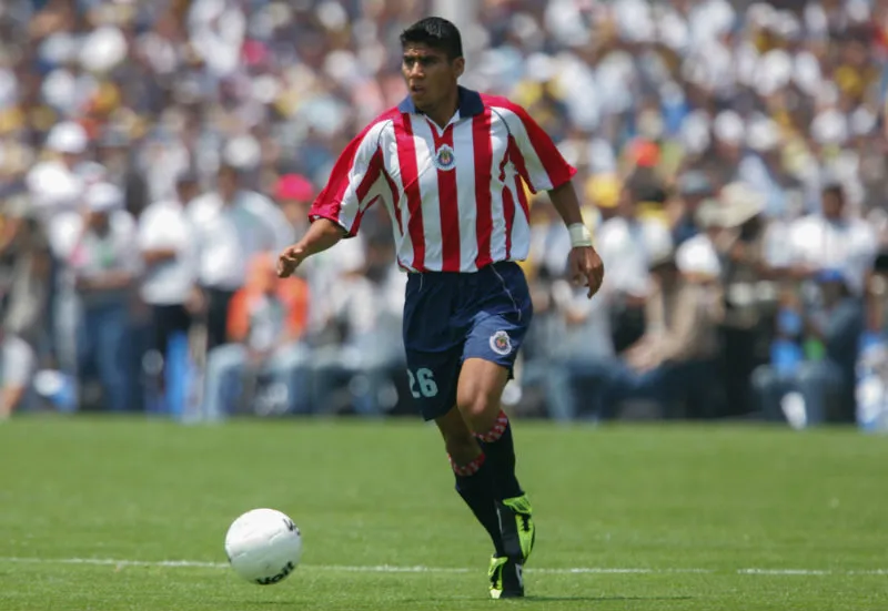 MEXSPORT Carlos Salcido jugando con Chivas