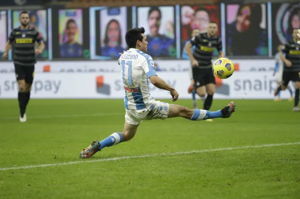 AP Chucky Lozano en acción ante el Inter