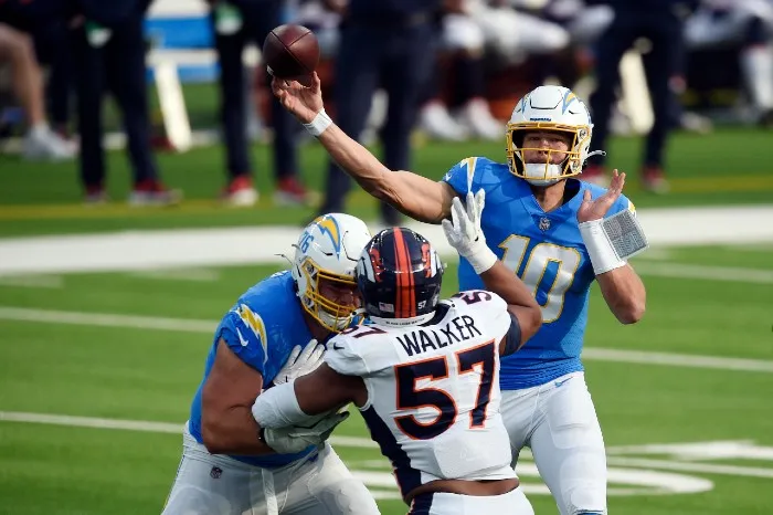 Herbert lanza un pase contra los Broncos