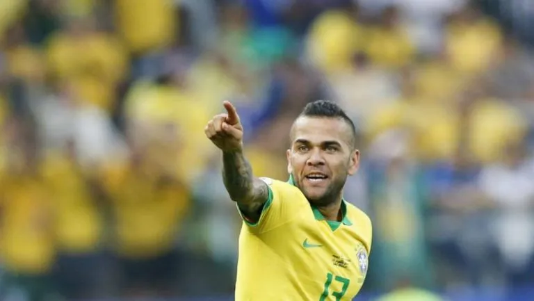 AP Dani Alves durante un partido de Brasil