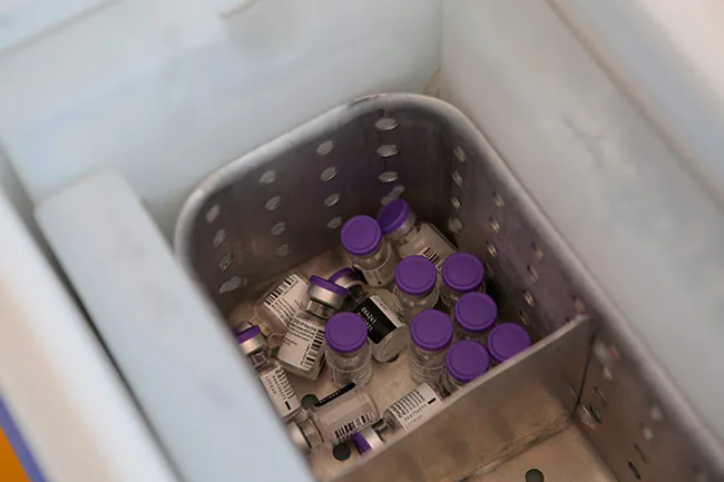 Vacunas contra el Covid-19 en una hielera