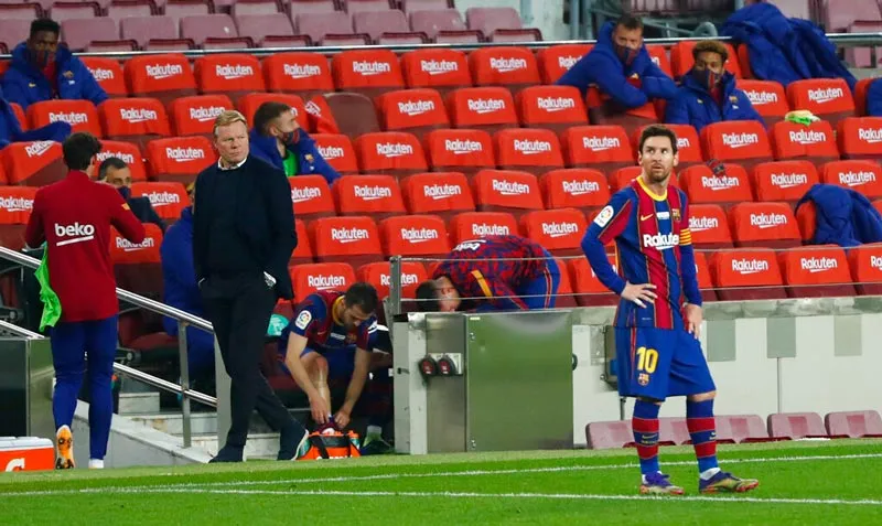 AP El DT holandés y el argentino durante un partido del Barça