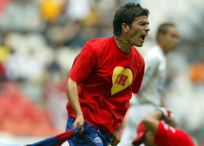 MEXSPORT Chamagol González festeja con la playera del 'Chapulín Colorado'