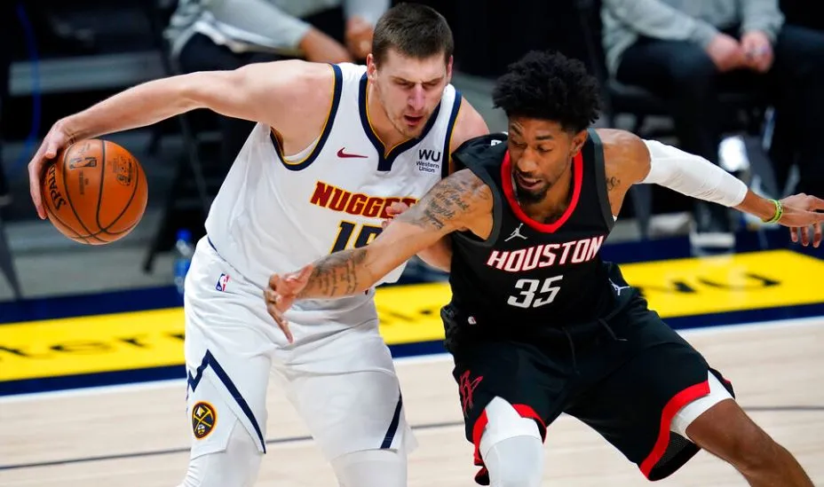 Nikola Jokic en duelo contra los Rockets