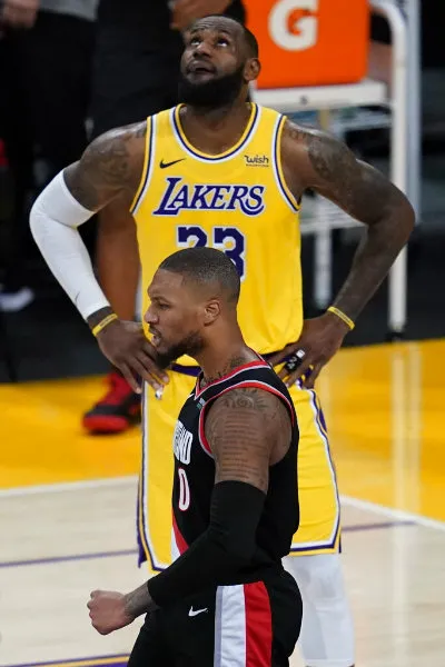 Damian Lillard en festejo ante los Lakers de James