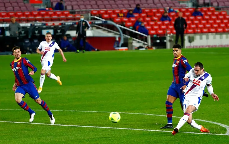 Kike García remata para anotar el gol del Eibar